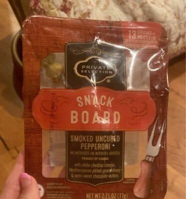 SMOKED UNCURED PEPPERONI WHITE CHEDDAR CHEESE MOROCCAN PITTED GREEN OLIVES SEMI-SWEET CHOCOLATE WAFERS SNACK BOARD, SMOKED UNCURED PEPPERONI WHITE CHEDDAR CHEESE MOROCCAN PITTED GREEN OLIVES SEMI-SWEET CHOCOLATE WAFERS