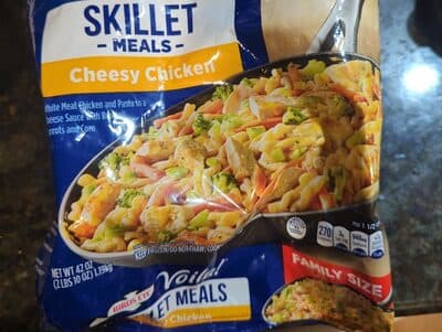 CHEESY CHICKEN WHITE MEAT CHICKEN AND PASTA IN A CHEESE SAUCE WITH BROCCOLI, CARROTS AND CORN, CHEESY CHICKEN
