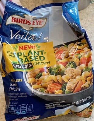 MEATLESS GARLIC CHICK'N PLANT-BASED CHICKN WITH PASTA IN A GARLIC SAUCE WITH BROCCOLI, CARROTS, AND CORN, MEATLESS GARLIC CHICK'N