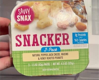 NATURAL PEPPER JACK CHEESE, RAISINS & HONEY ROASTED PEANUTS SNACKER