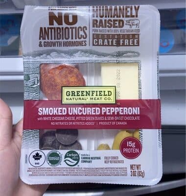 SMOKED UNCURED PEPPERONI WITH WHITE CHEDDAR CHEESE, PITTED GREEN OLIVES & SEMI-SWEET CHOCOLATE, SMOKED UNCURED PEPPERONI