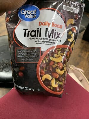 BLEND OF DRIED CRANBERRIES, PUMPKIN SEED KERNELS, ALMONDS, FRUITY BAOBITES AND CASHEWS TRAIL MIX