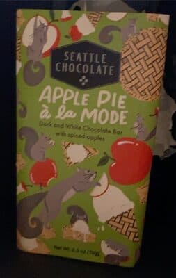 APPLE PIE DARK AND WHITE CHOCOLATE BAR WITH SPICED APPLES, APPLE PIE