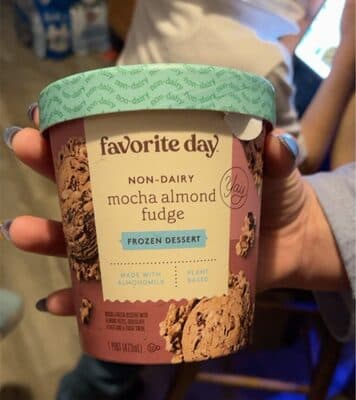 MOCHA ALMOND FUDGE NON-DAIRY MOCHA FROZEN DESSERT WITH ALMOND PIECES, CHOCOLATE FLAKES AND A FUDGE SWIRL, MOCHA ALMOND FUDGE