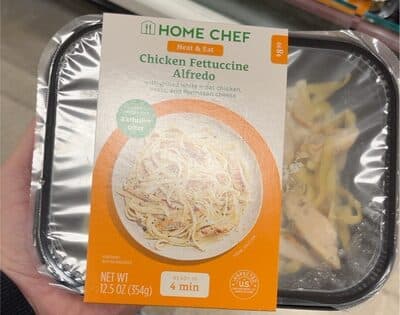 CHICKEN FETTUCCINE ALFREDO WITH GRILLED WHITE MEAT CHICKEN, PASTA, AND PARMESAN CHEESE, CHICKEN FETTUCCINE ALFREDO