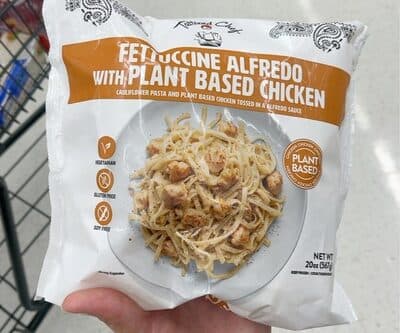 FETTUCCINE ALFREDO WITH PLANT BASED CHICKEN CAULIFLOWER PASTA AND PLANT BASED CHICKEN TOSSED IN A ALFREDO SAUCE, FETTUCCINE ALFREDO WITH PLANT BASED CHICKEN